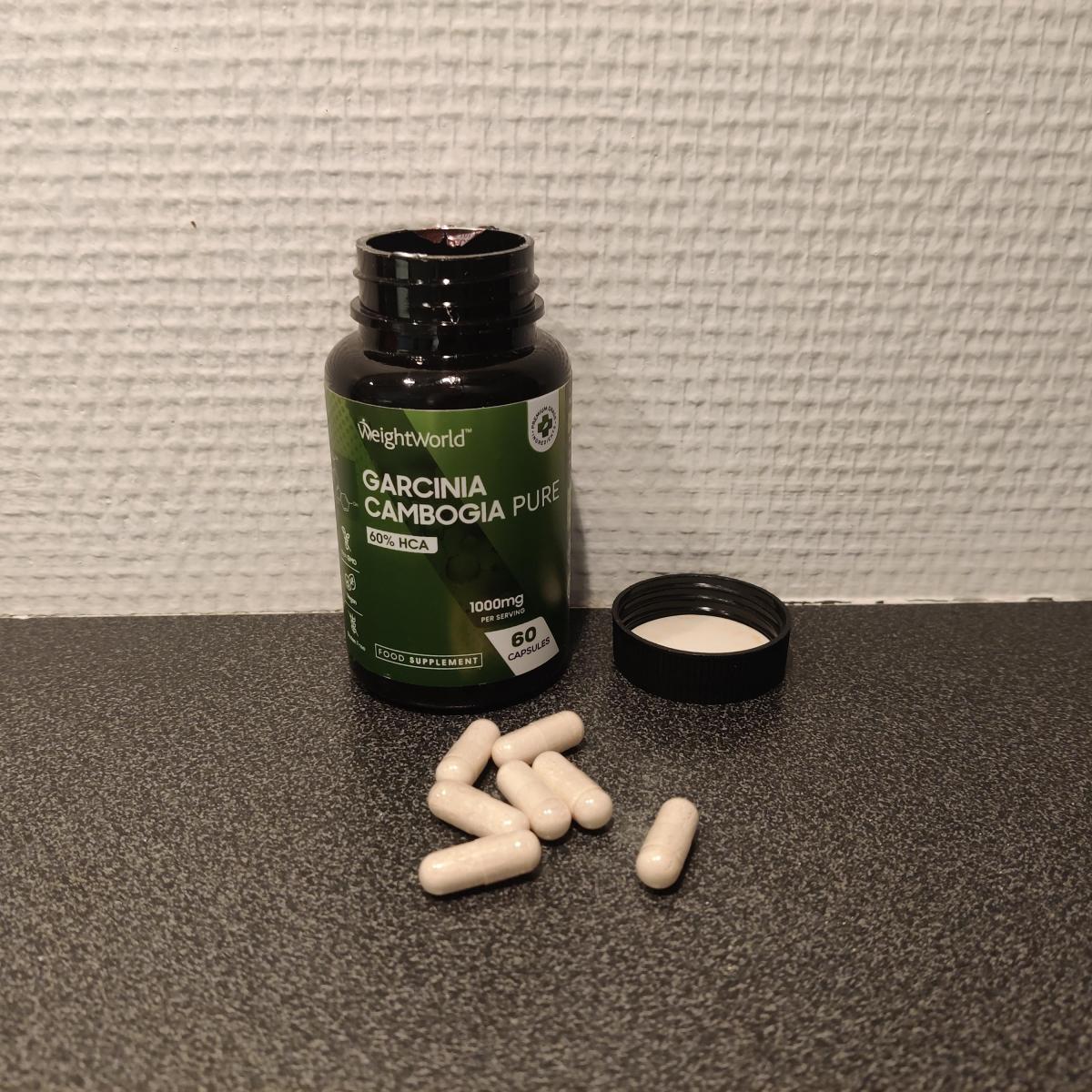 Weight World Garcinia Cambogia på träbord i mjukt dagsljus, foto från vårt test