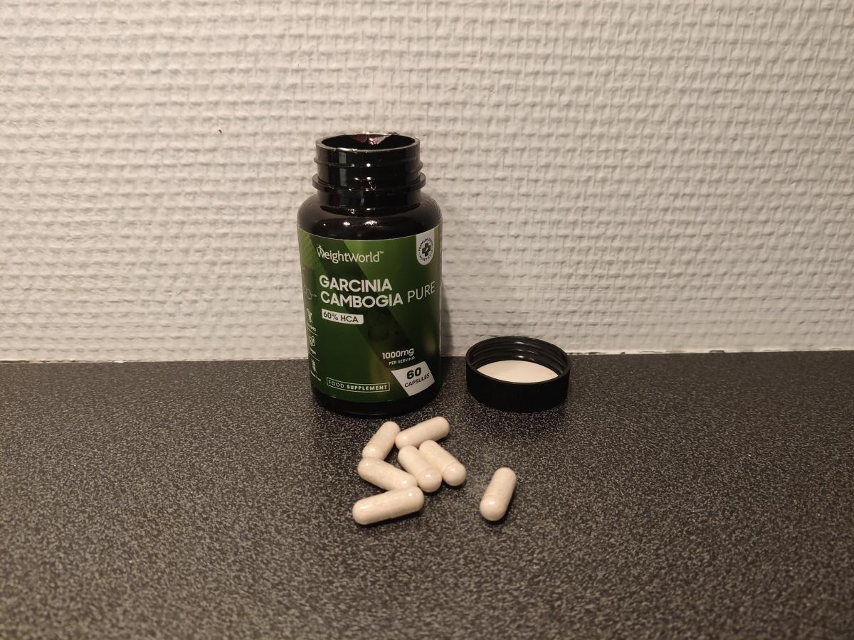 Vår egen bild av Weight World Garcinia Cambogia på köksbänken, öppnad burk och kapslar