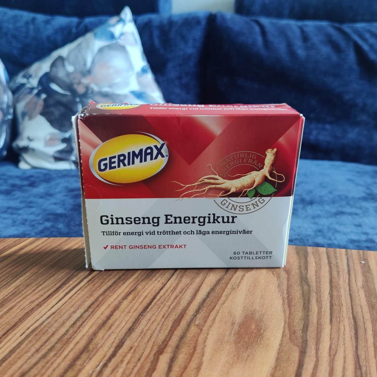 Gerimax Ginseng-ask på soffbord i vardagsrum, taget av oss