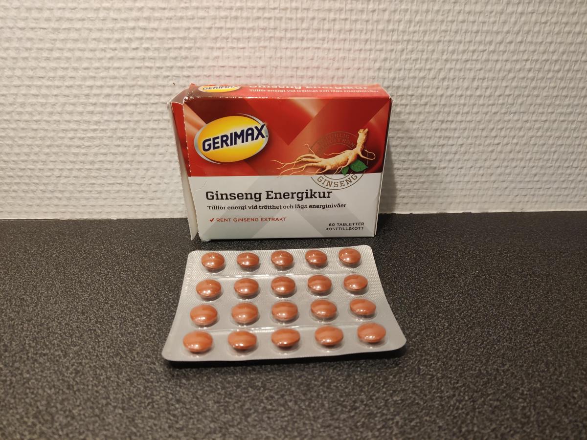 Gerimax Ginseng Energikur med öppnad blister framför asken, foto taget av oss