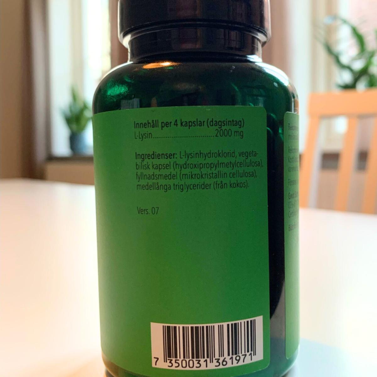 Närbild baksida etikett på Great Earth L-Lysin med tydlig dosering 2000 mg per dagsintag och vegansk kapsel foto från vårt test