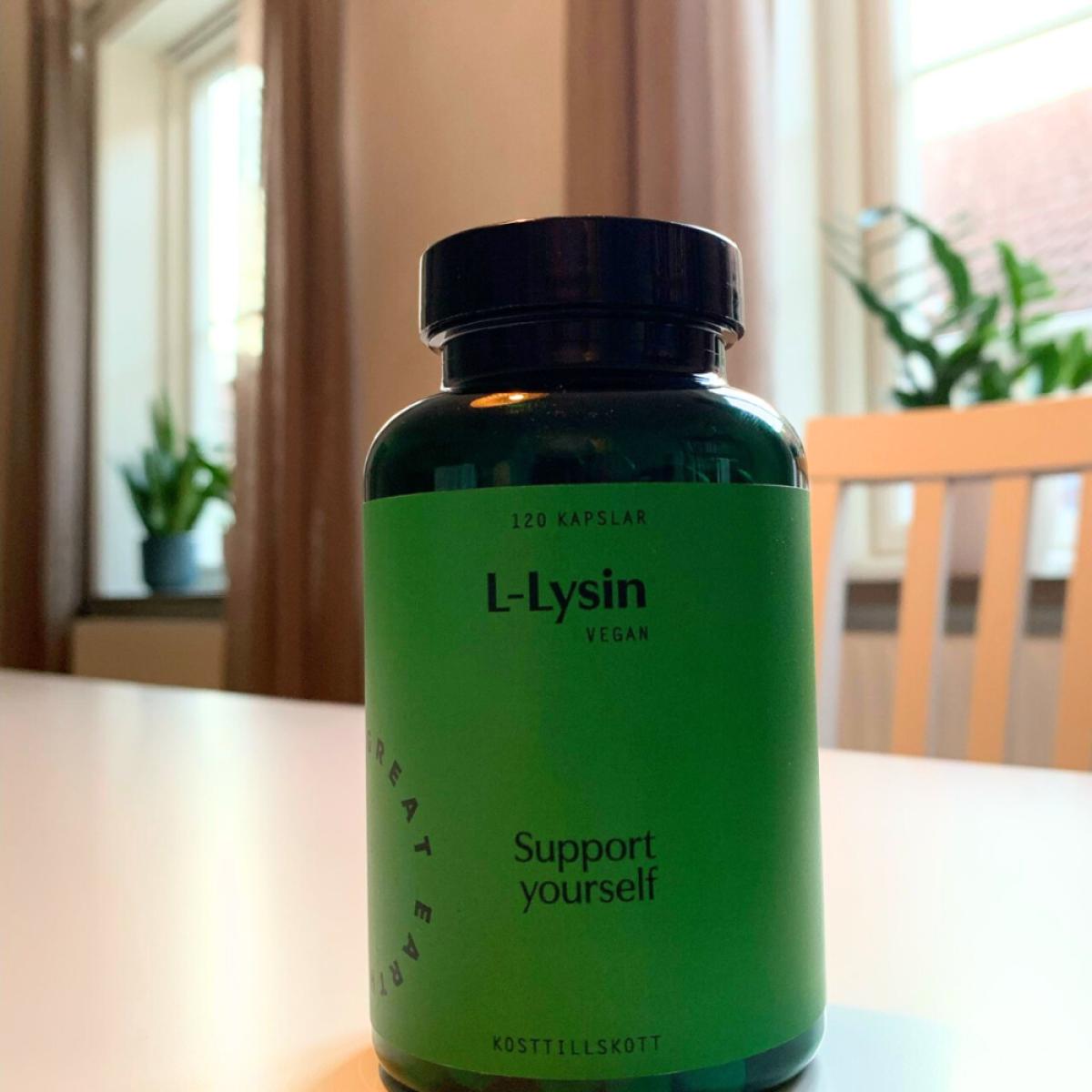 Vår egen bild av Great Earth L-Lysin 500 mg 120 kapslar på köksbord i mjukt dagsljus tagen under vår testperiod