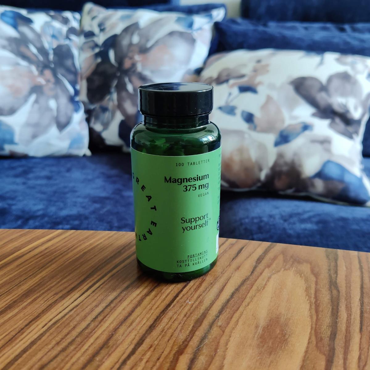 Great Earth Magnesium 375 mg på soffbord i hemmamiljö, taget under vårt test