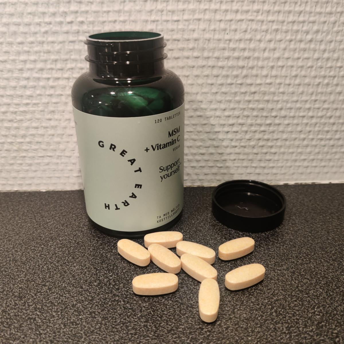 Vår egen bild, Great Earth MSM + Vitamin C – öppnad burk och tabletter på bänken under testet