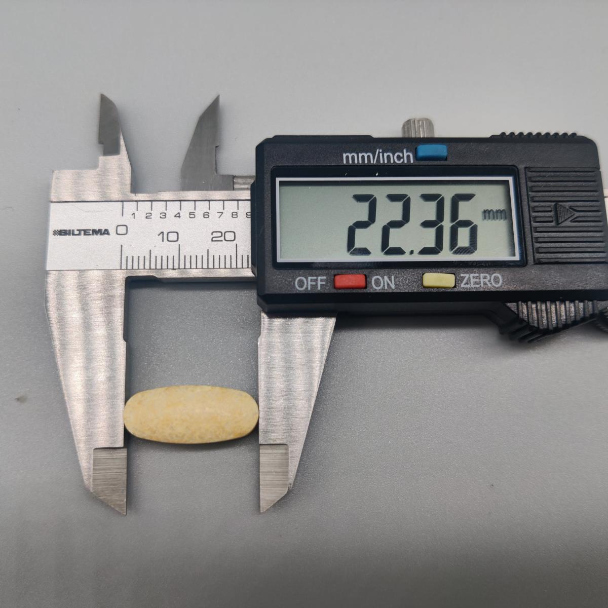 Närbild på tablett uppmätt till 22,36 mm med skjutmått, egen mätning under testet