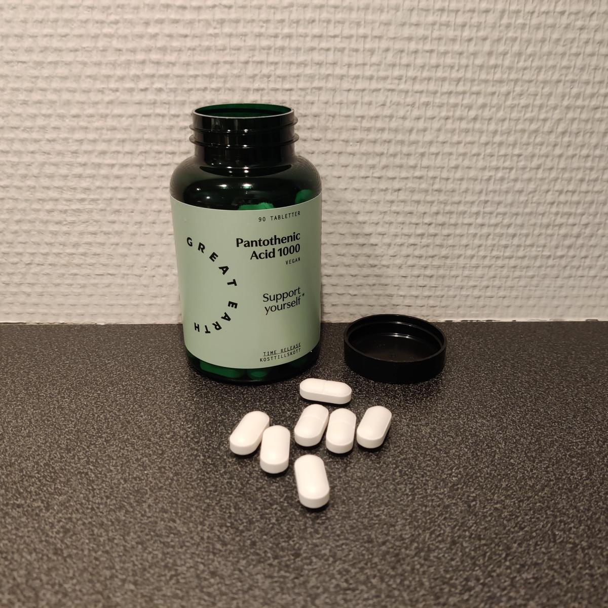 Vår egen bild av Great Earth Pantothenic Acid under testet, öppnad burk med tabletter på bänken