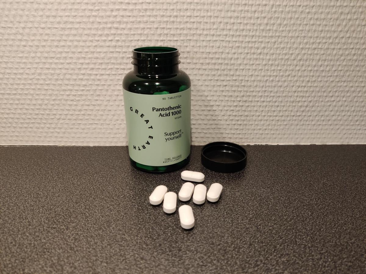 Vår egen bild av Great Earth Pantothenic Acid under testet, öppnad burk med tabletter på bänken