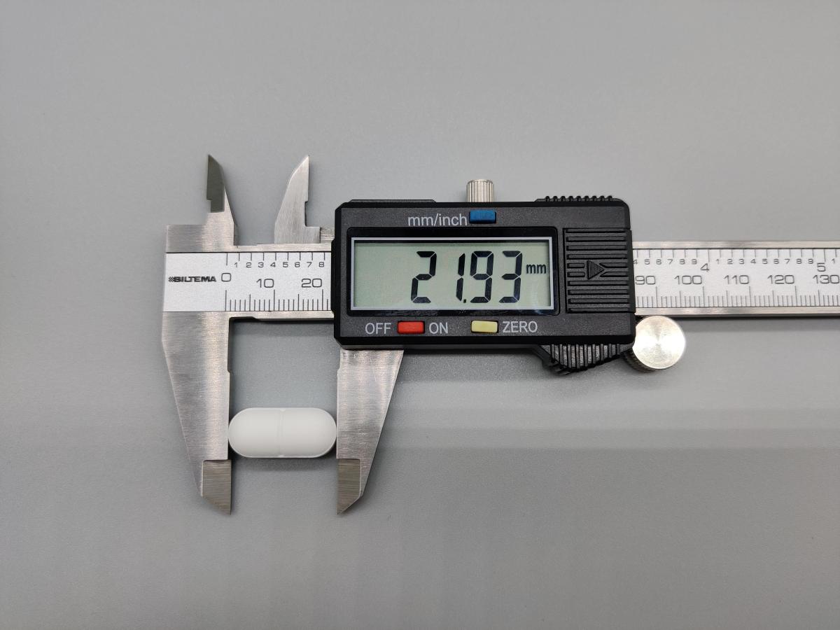 Mätning av tablettens längd med skjutmått under vårt test 21,93 mm