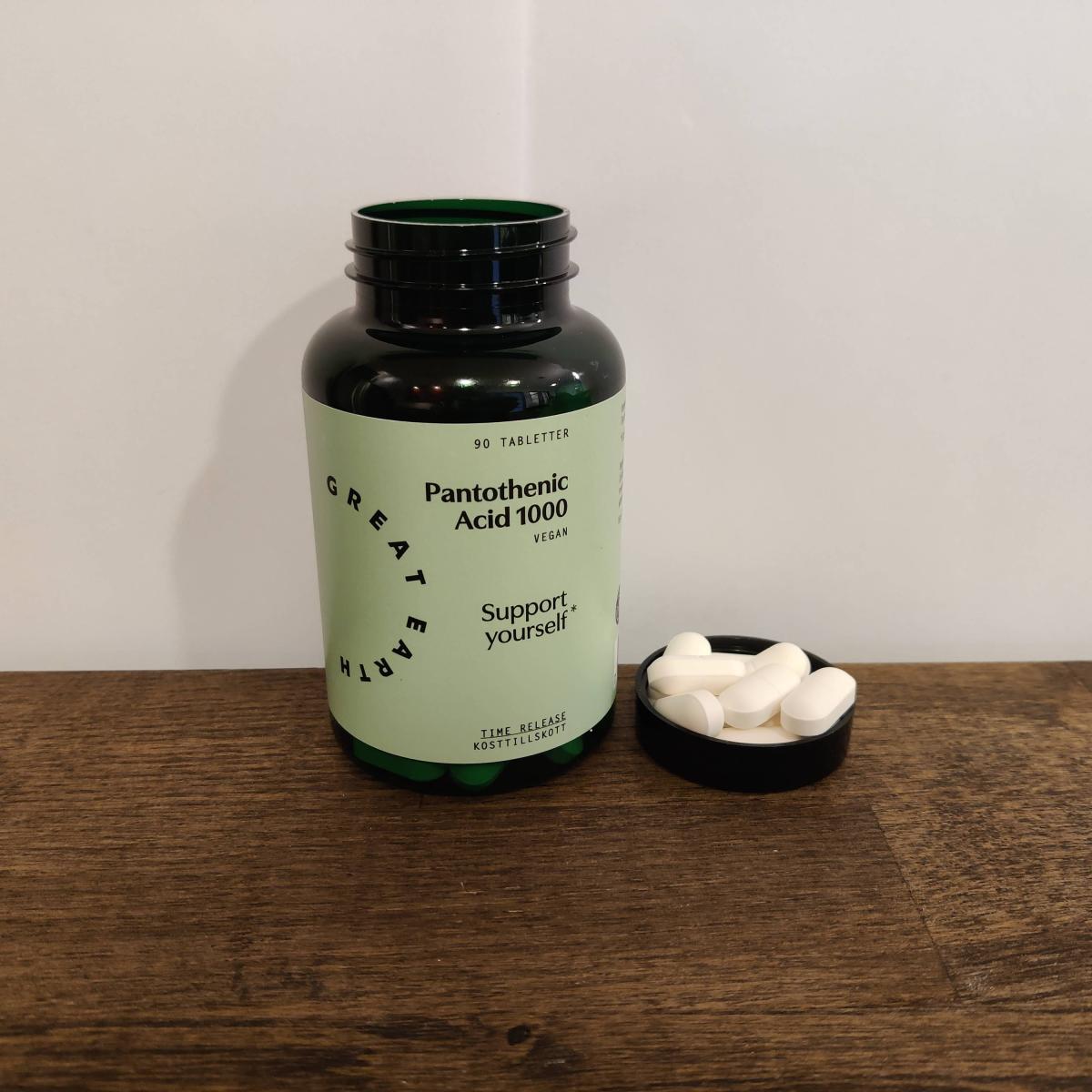 Great Earth Pantothenic Acid fotad av oss i dagsljus på träyta
