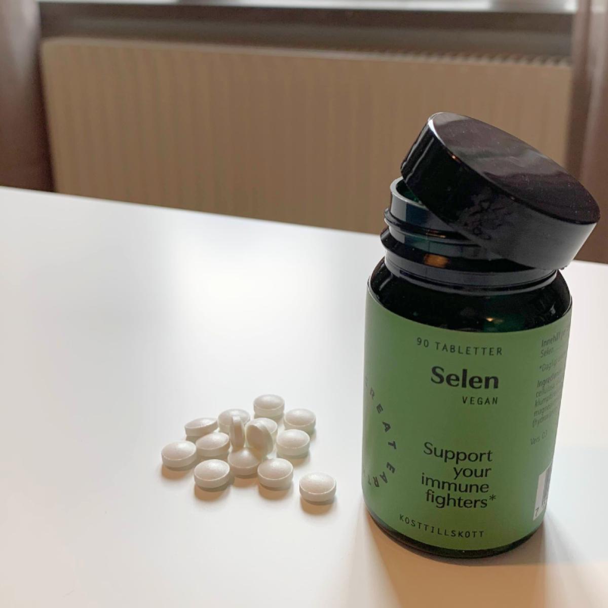 Great Earth Selen i mjukt fönsterljus med växter i bakgrunden, foto från vårt test