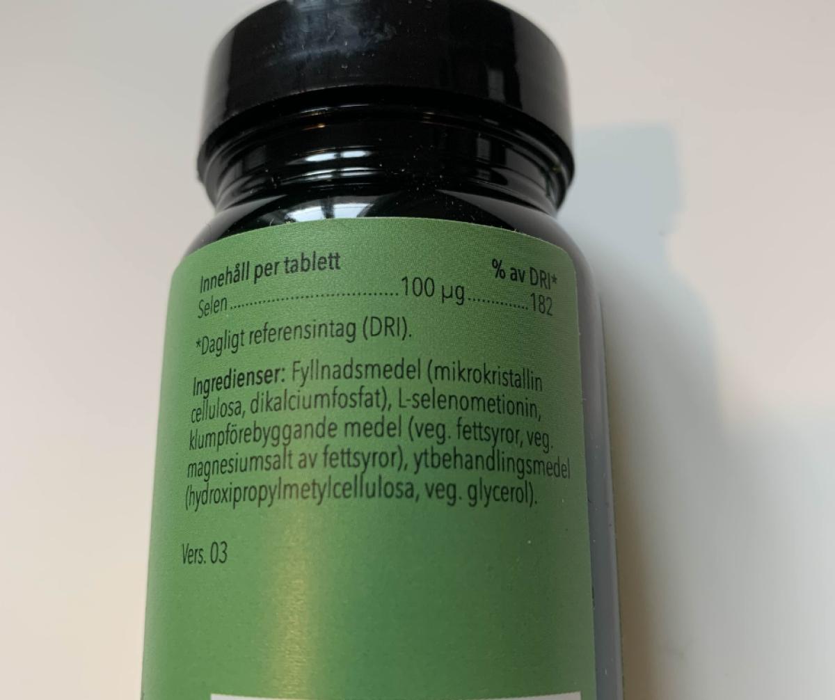 En tablett av Great Earth Selen uppmätt mot måttband cirka 9–10 mm