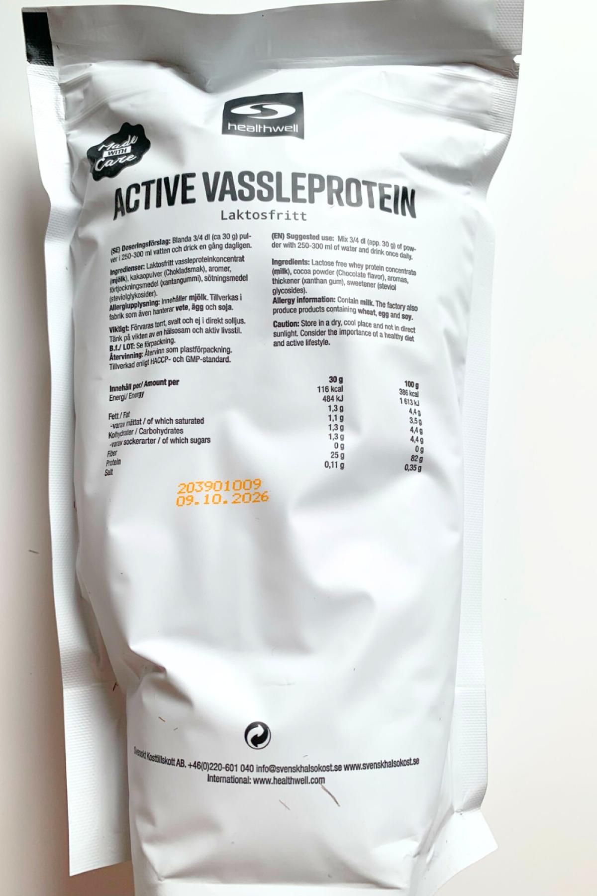 Baksida med ingredienser och näringsvärden för Healthwell Active Vassleprotein Laktosfritt foto av oss