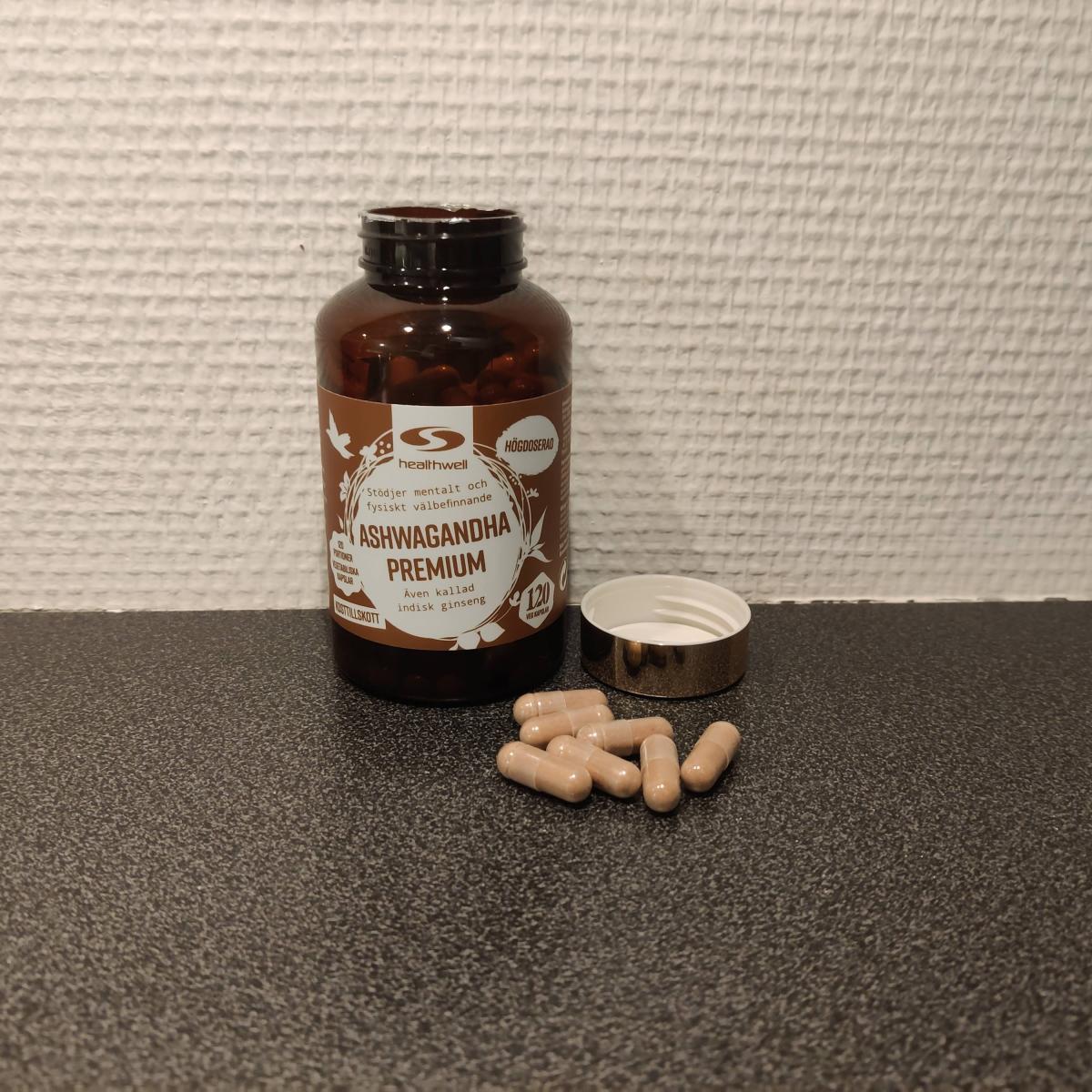 Healthwell Ashwagandha Premium på soffbordet i hemmamiljö, egen bild