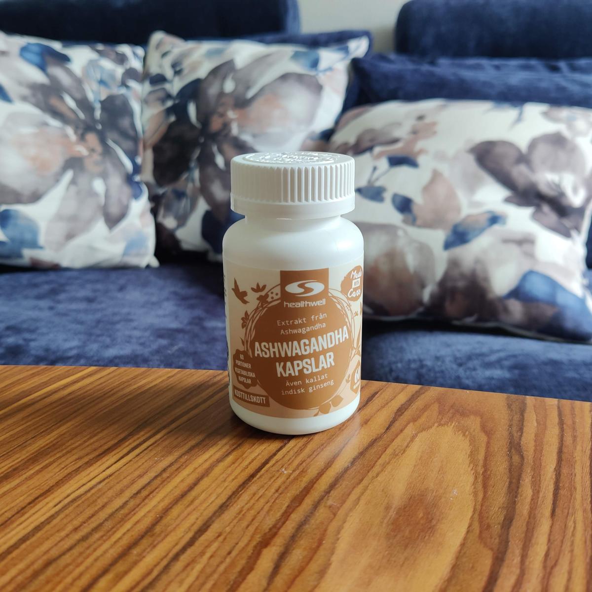 Baksida med innehåll och dosering på Healthwell Ashwagandha Extrakt, foto av oss under testet