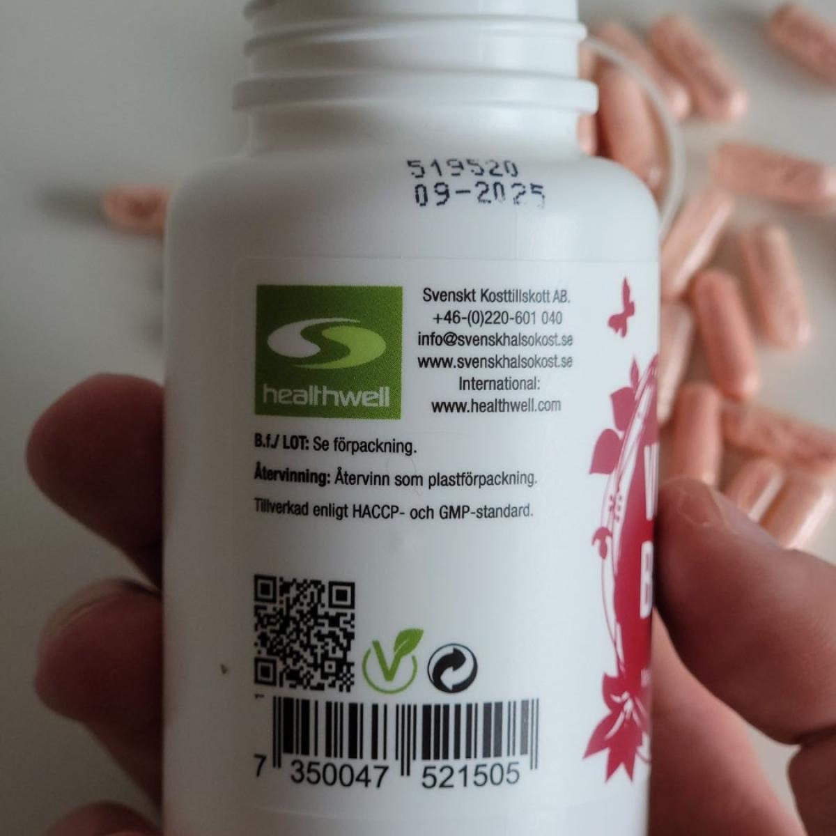 Baksidan av burken med veganmärkning, QR-kod och batchnummer, tagen av oss i studioljus