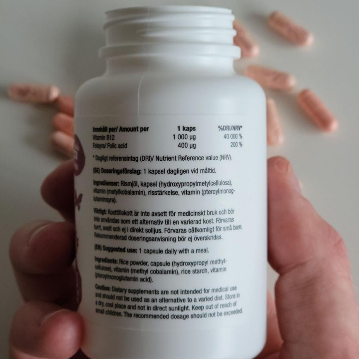 Närbild av innehållsdeklarationen på Healthwell B12 1000 med folsyra, fotograferad under vårt test
