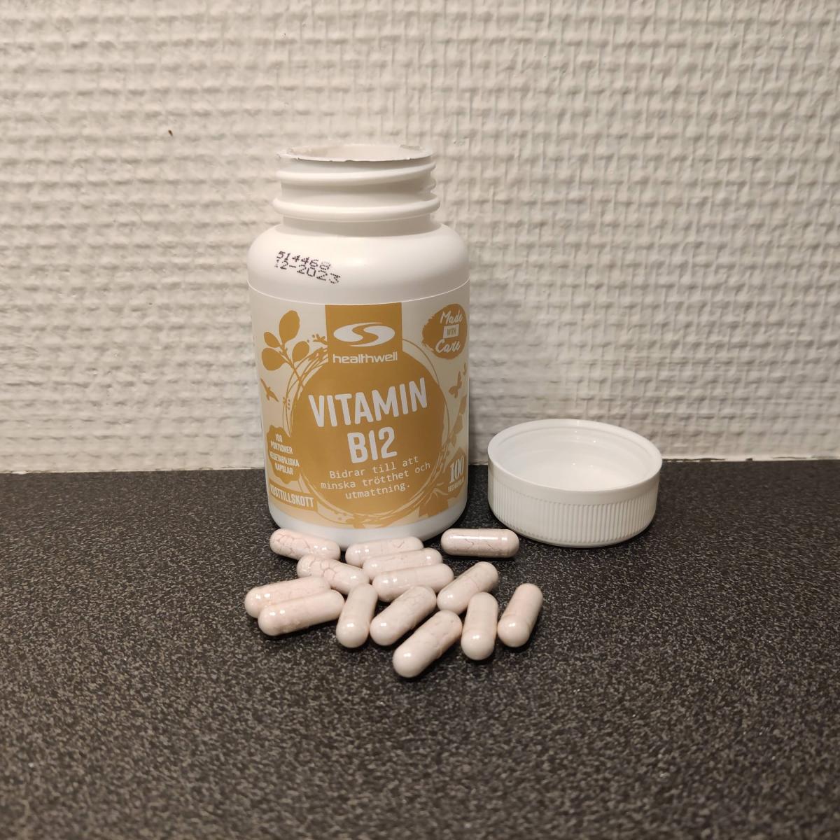 Healthwell Vitamin B12 500 Metylerad öppnad burk med kapslar på bänkskiva, foto taget av oss under testet