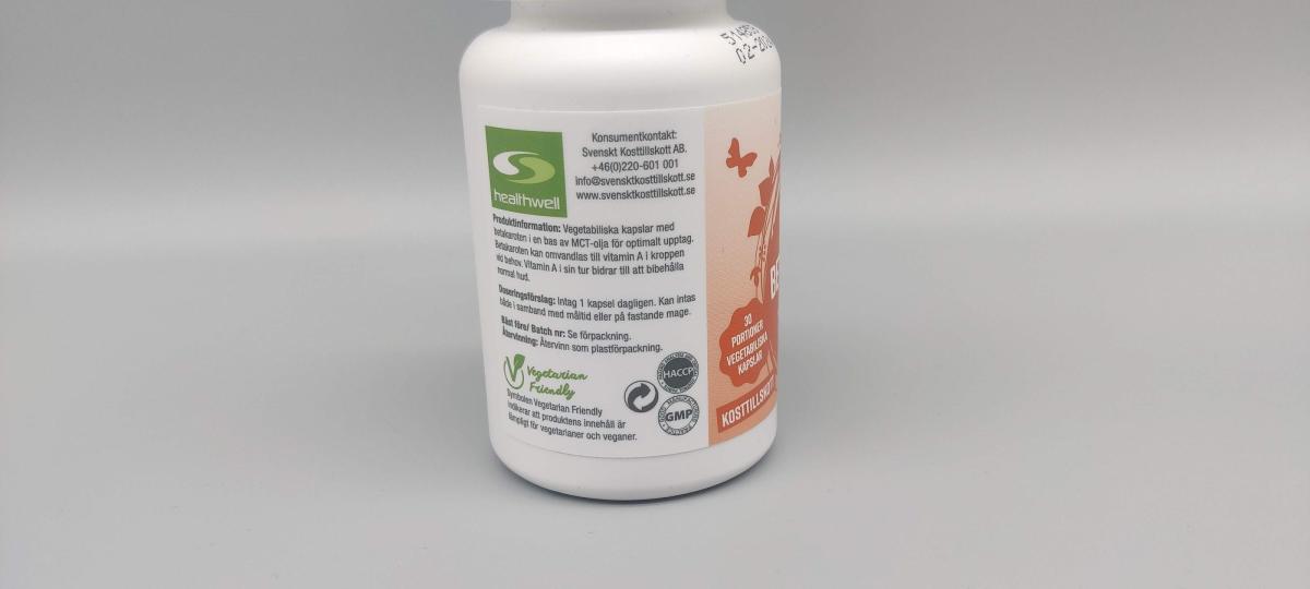 Baksidesetikett på Healthwell Betakaroten 50 med ingredienser och symboler, foto taget av oss