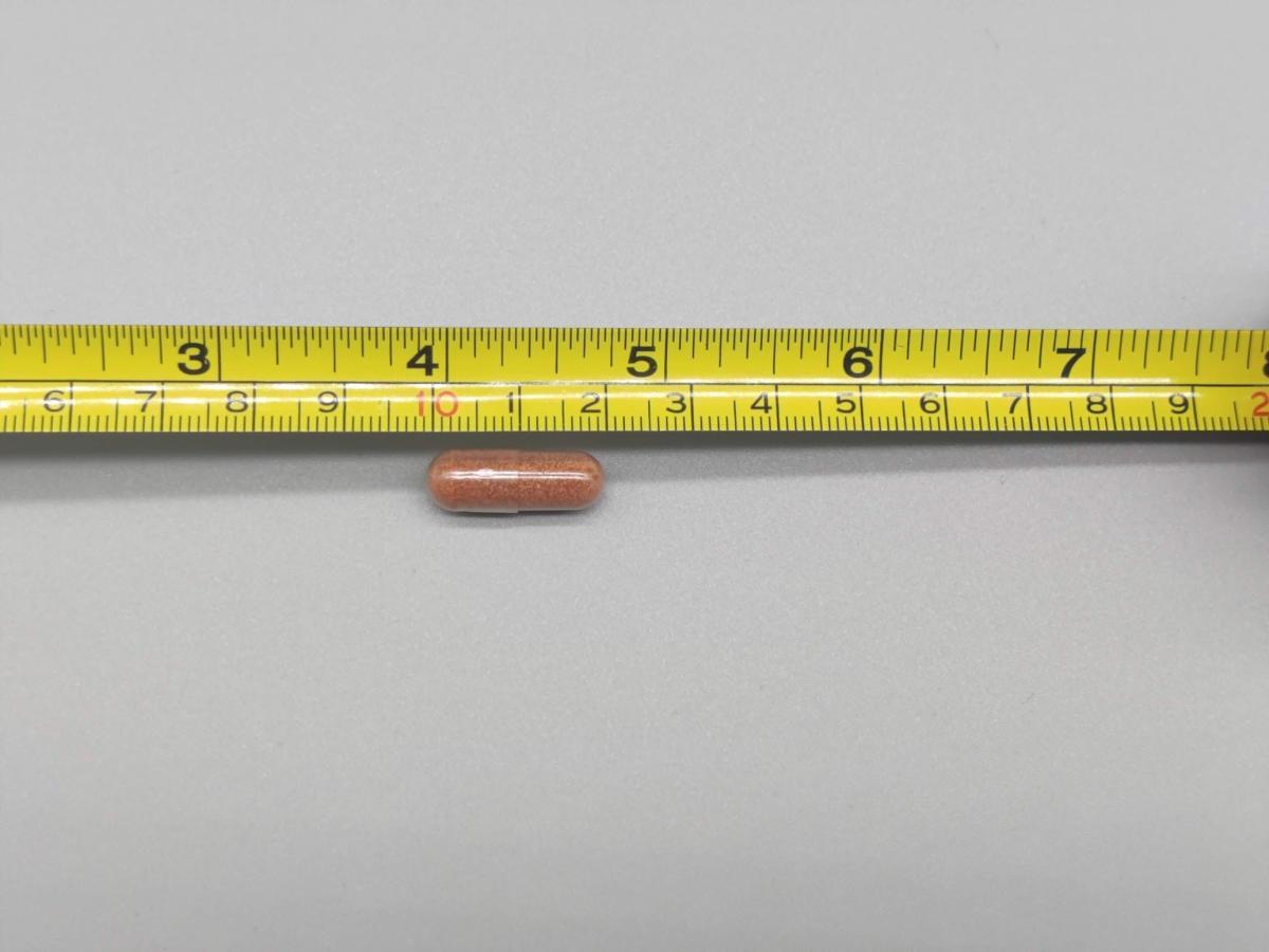 Kapsel från Healthwell Betakaroten uppmätt mot måttband, foto av oss