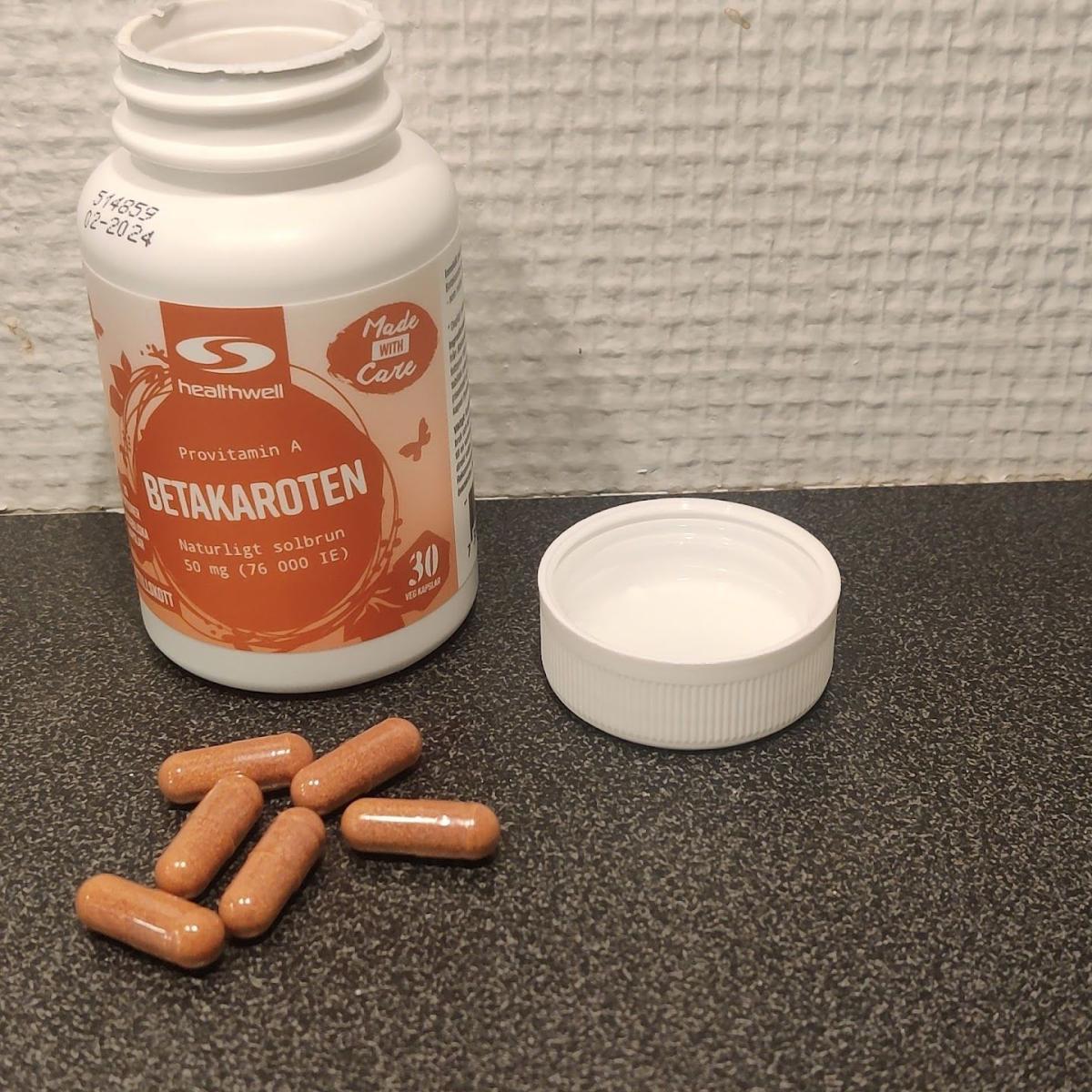 Kapsel från Healthwell Betakaroten uppmätt mot måttband, foto av oss