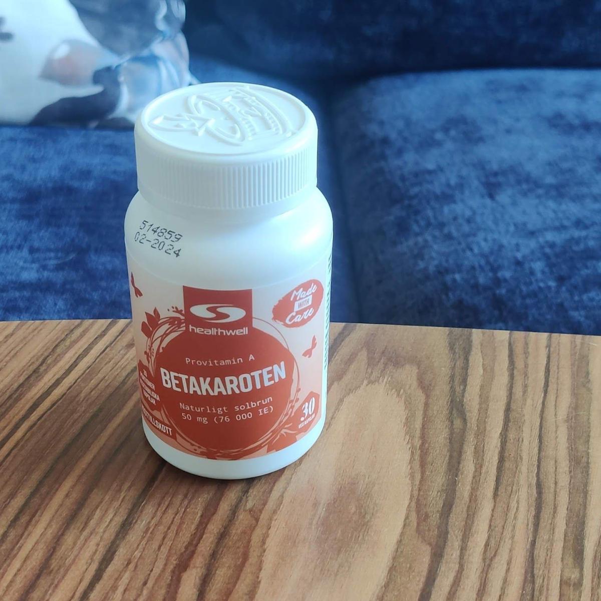 Närbild på två kapslar framför burken Healthwell Betakaroten 50, foto av oss