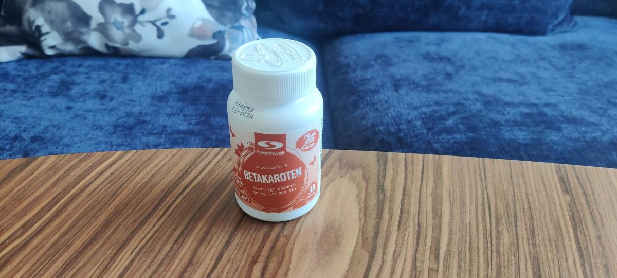 Healthwell Betakaroten 50 på soffbord hemma, foto taget av oss