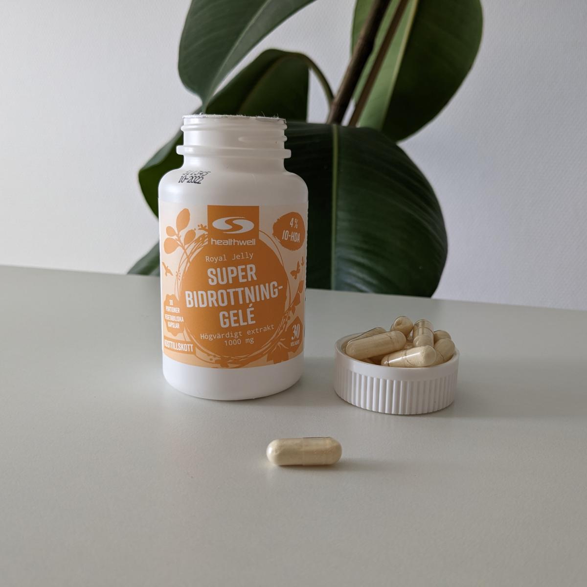 Eget foto av Healthwell Super Bidrottninggelé öppnad burk och kapslar på bordet under testet med tydlig 3 1 märkning