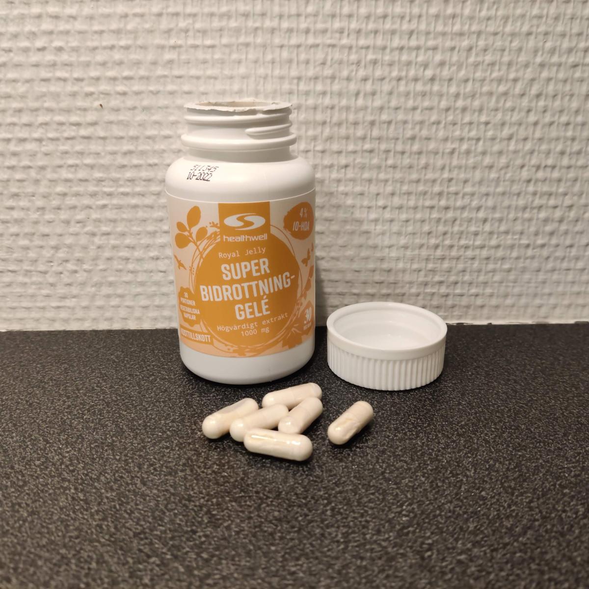 Healthwell Bidrottninggelé på soffbordet hemma framför kuddarna, eget testfoto