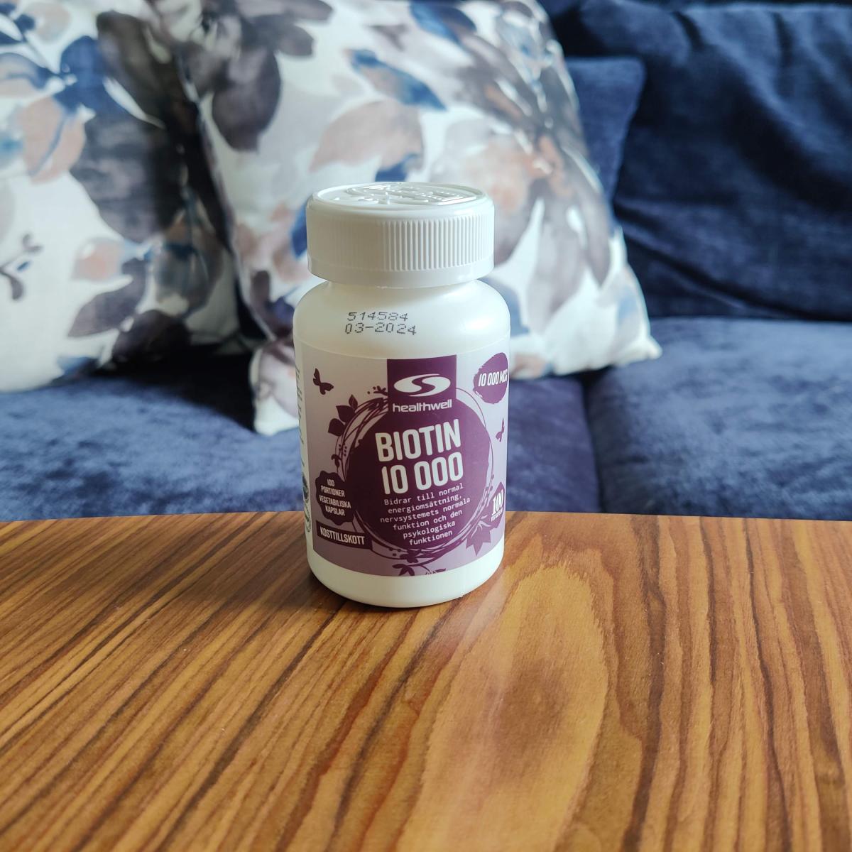 Sida av Healthwell Biotin med svensk kontaktinfo och kvalitetsloggor