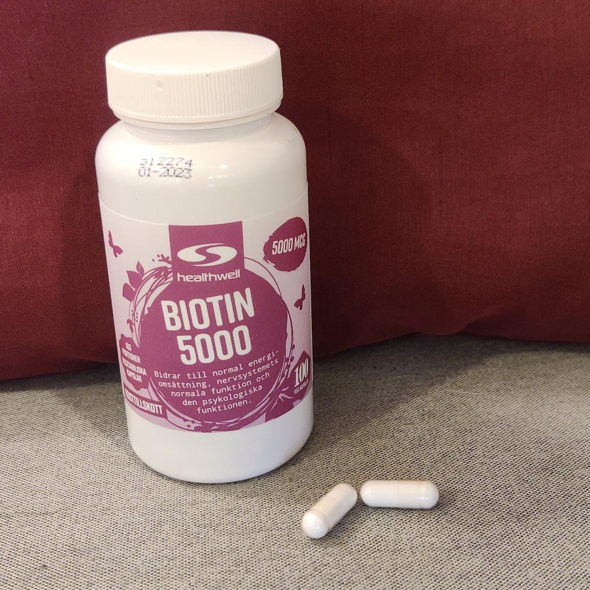 Healthwell Biotin 5000 och två kapslar på soffa foto taget av oss
