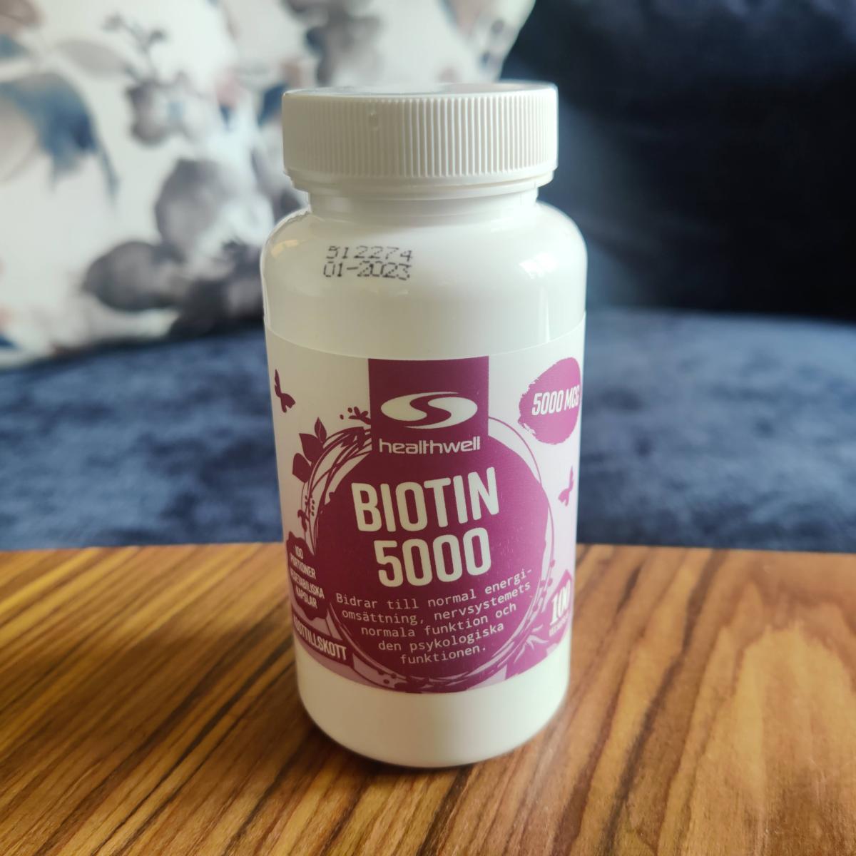 Healthwell Biotin 5000 på soffbord i dagsljus foto av oss