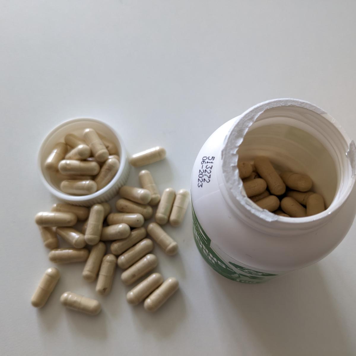 Öppnad burk Healthwell Bockhornsklöver ovanifrån med kapslar synliga, foto taget av oss