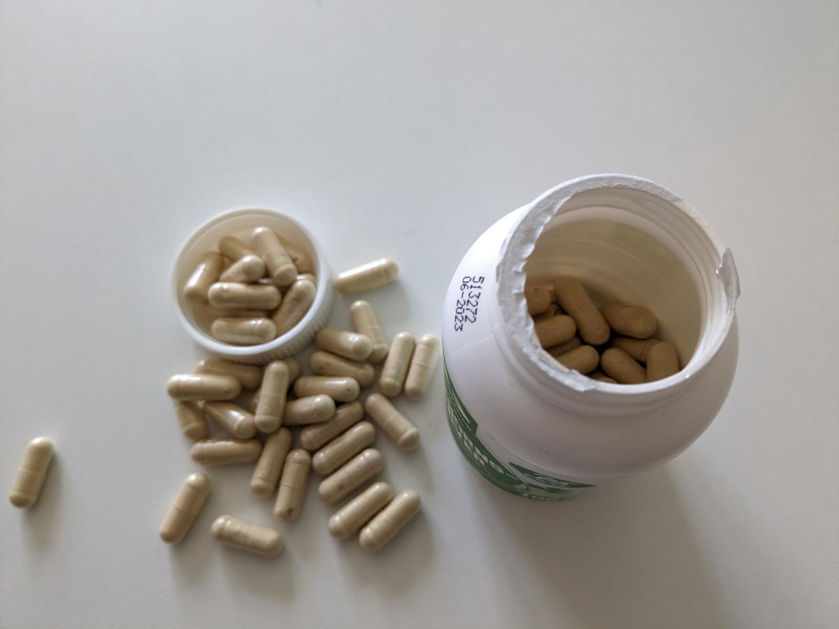 Öppnad burk Healthwell Bockhornsklöver ovanifrån med kapslar synliga, foto taget av oss