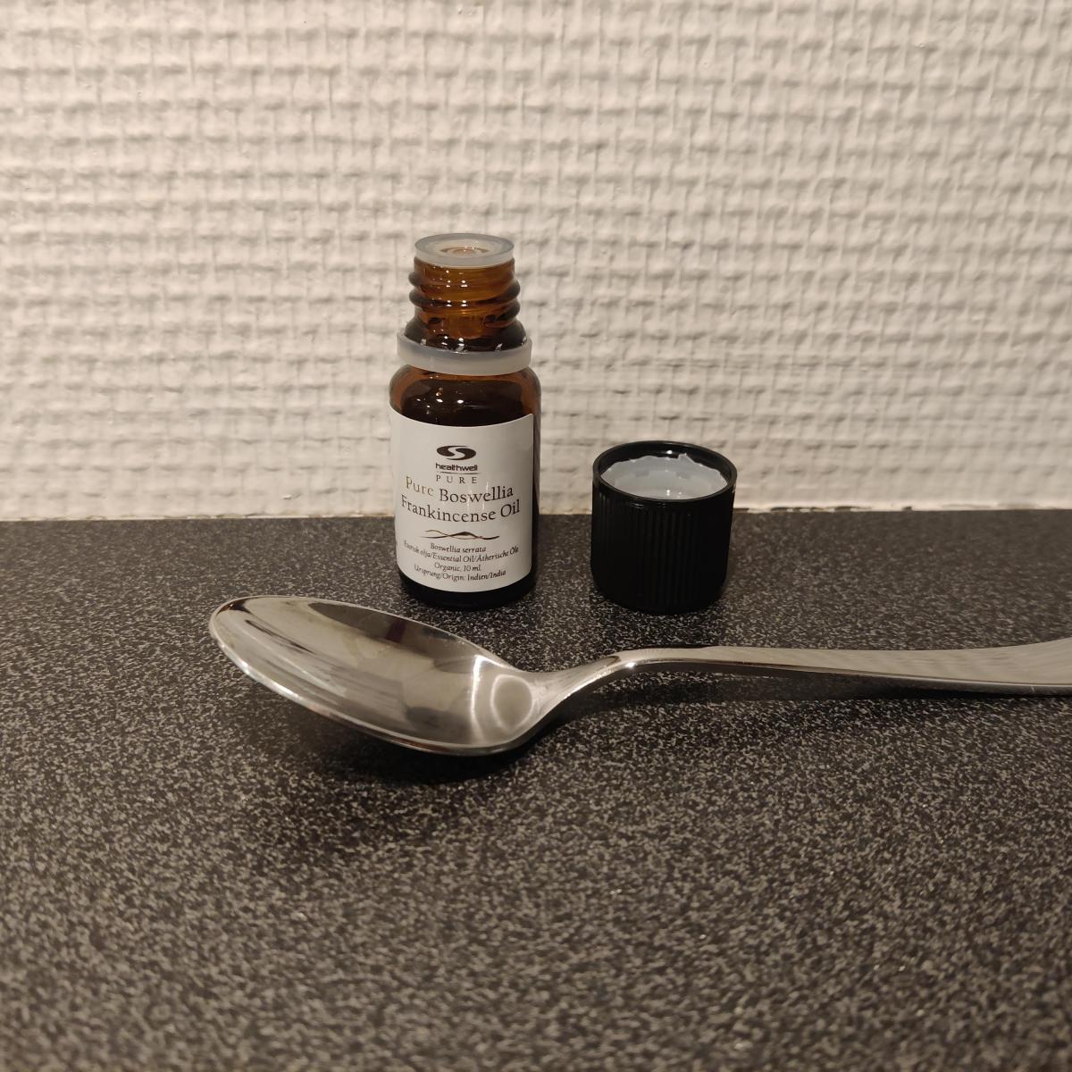 Öppnad flaska Healthwell Boswellia EKO med sked som storleksreferens, foto från vårt test