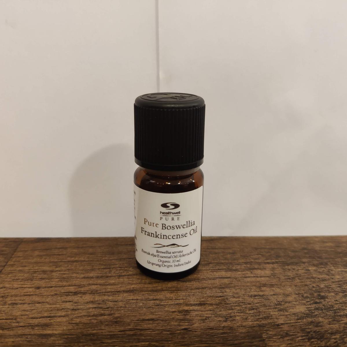 Healthwell PURE Boswellia Frankincense EKO på träyta, egen produktbild tagen under vårt test