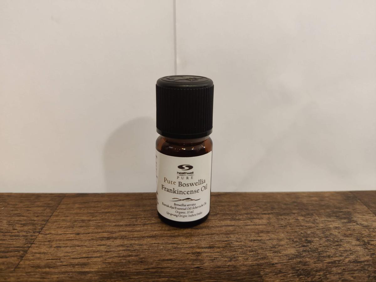 Healthwell PURE Boswellia Frankincense EKO på träyta, egen produktbild tagen under vårt test