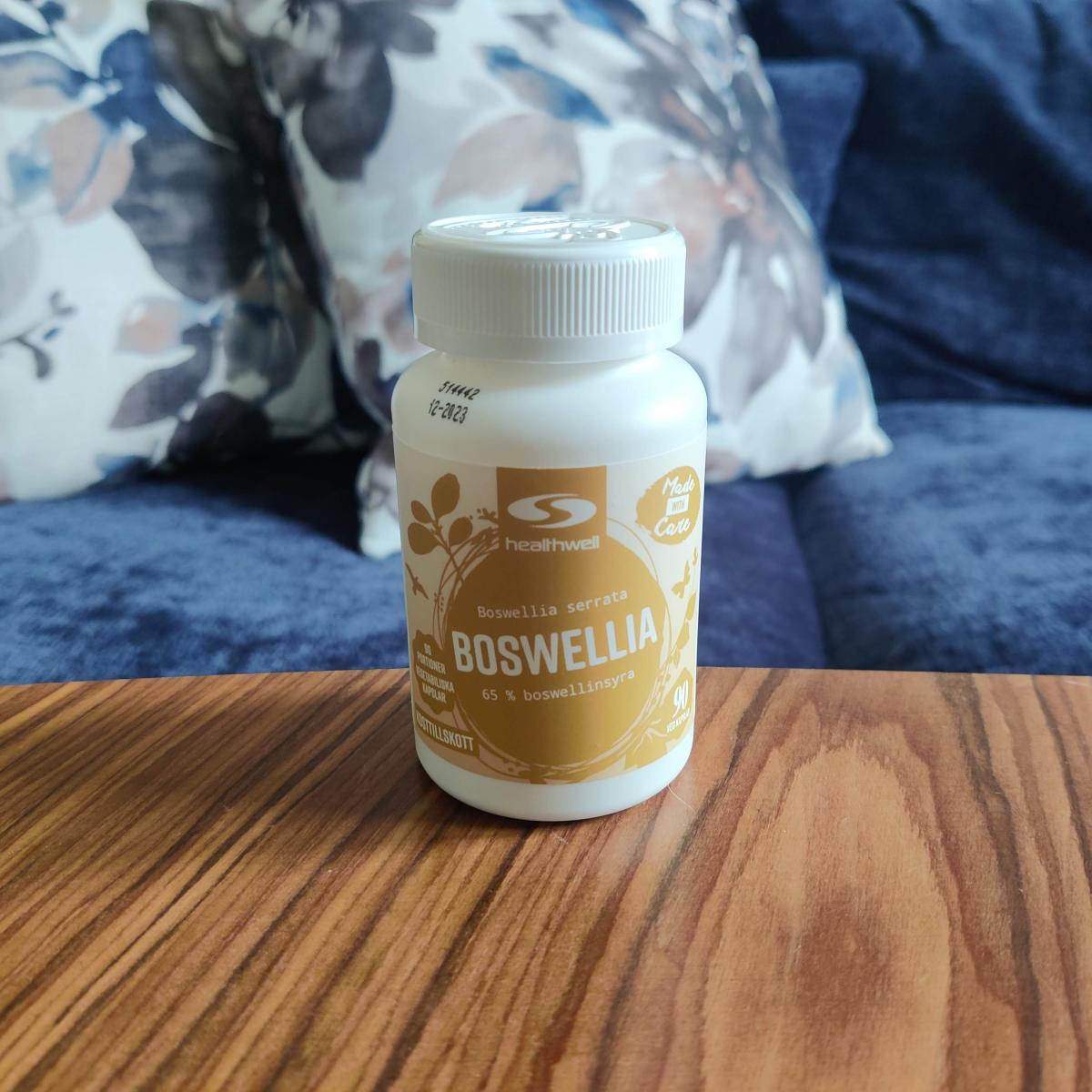 Healthwell Boswellia Extrakt på soffbord, foto av oss under testet med tydlig 65% boswelliasyra