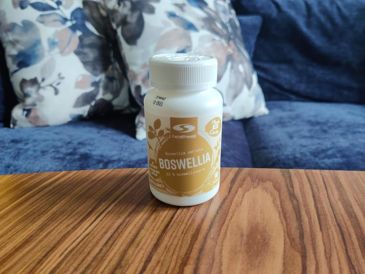 Healthwell Boswellia Extrakt på soffbord, foto av oss under testet med tydlig 65% boswelliasyra