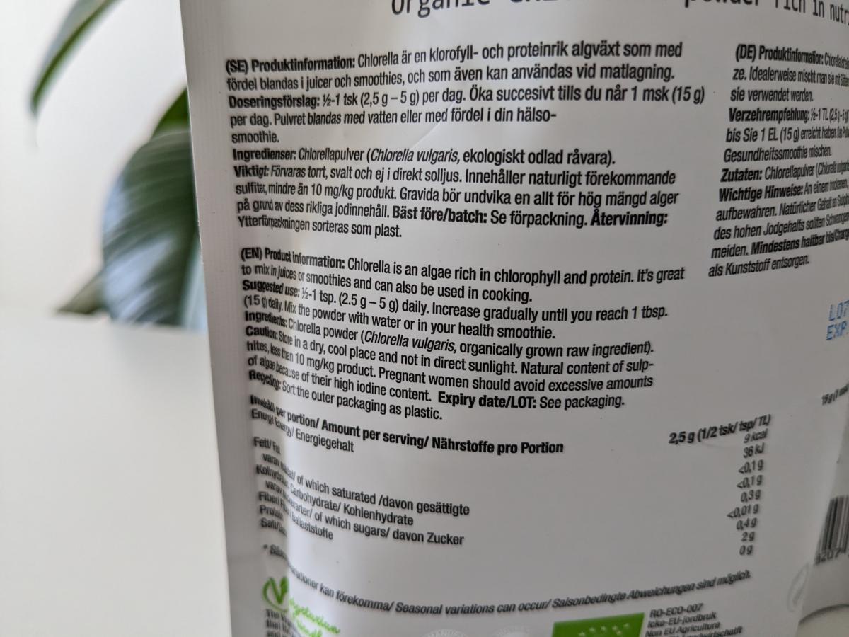 Baksida med dosering och ingredienslista på Healthwell Chlorella, vårt testfoto