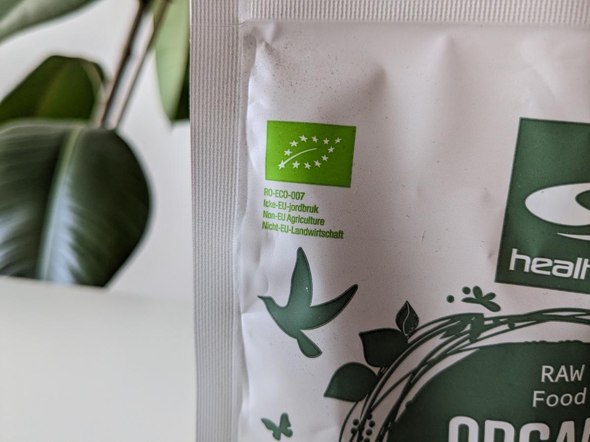 Närbild på EU-ekologiska loggan på Healthwell Chlorella, fotograferad av oss