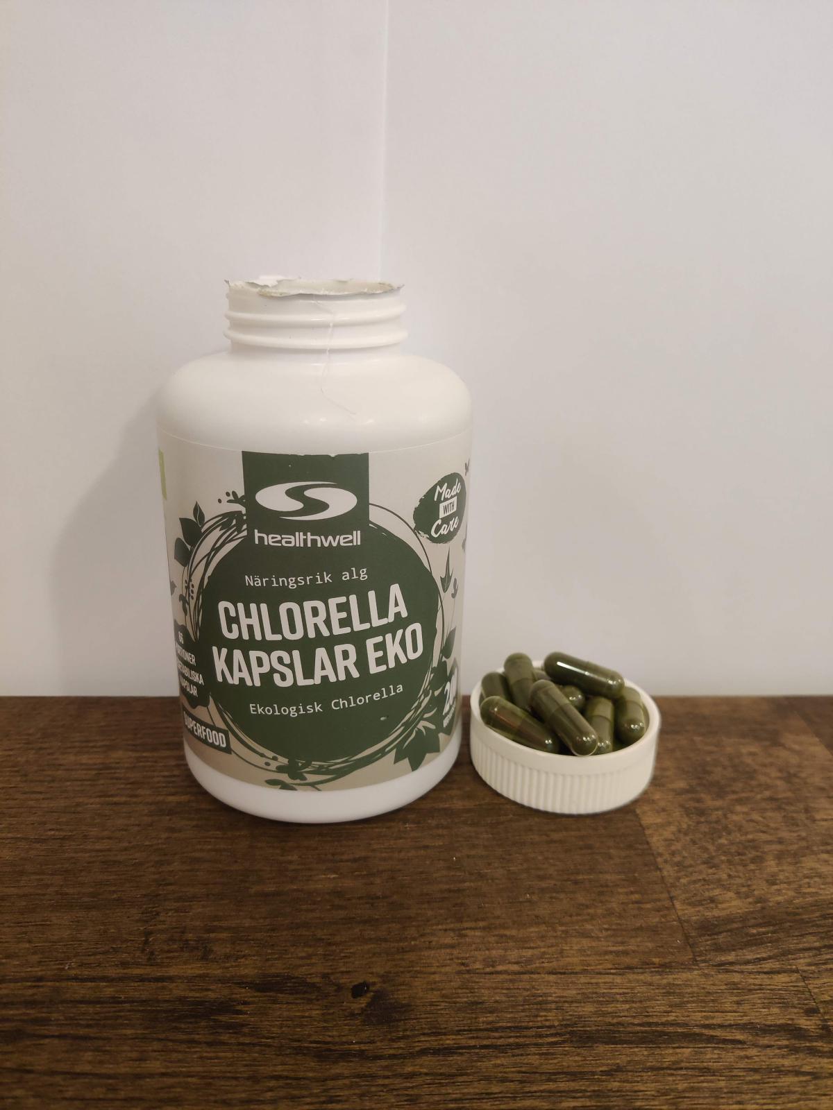 Healthwell Chlorella Kapslar EKO öppnad burk med kapslar, foto från vårt test
