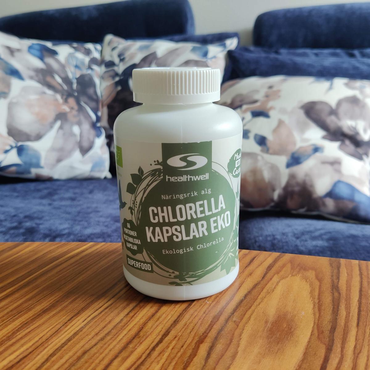 Baksida med näringsinnehåll och märkningar på Healthwell Chlorella Kapslar EKO