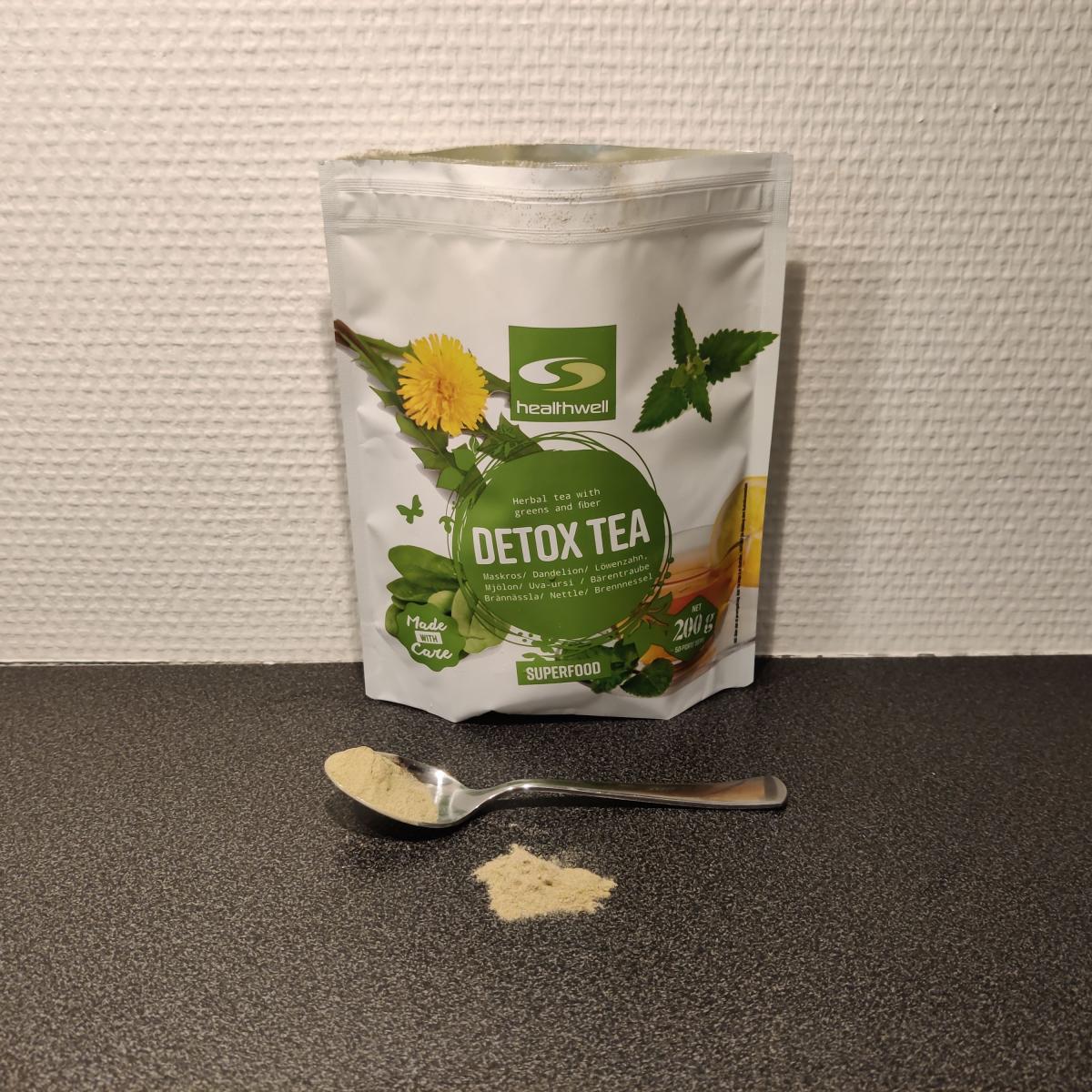 Healthwell Detox Tea med tesked pulver framför påsen, foto taget av oss