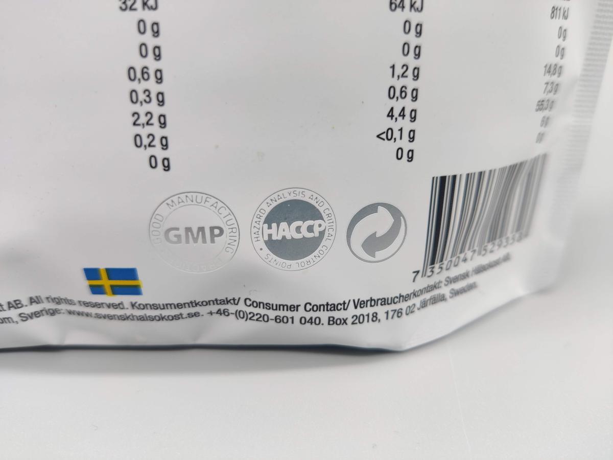Närbild på kvalitetsmärkningar GMP och HACCP på Healthwell Detox Tea