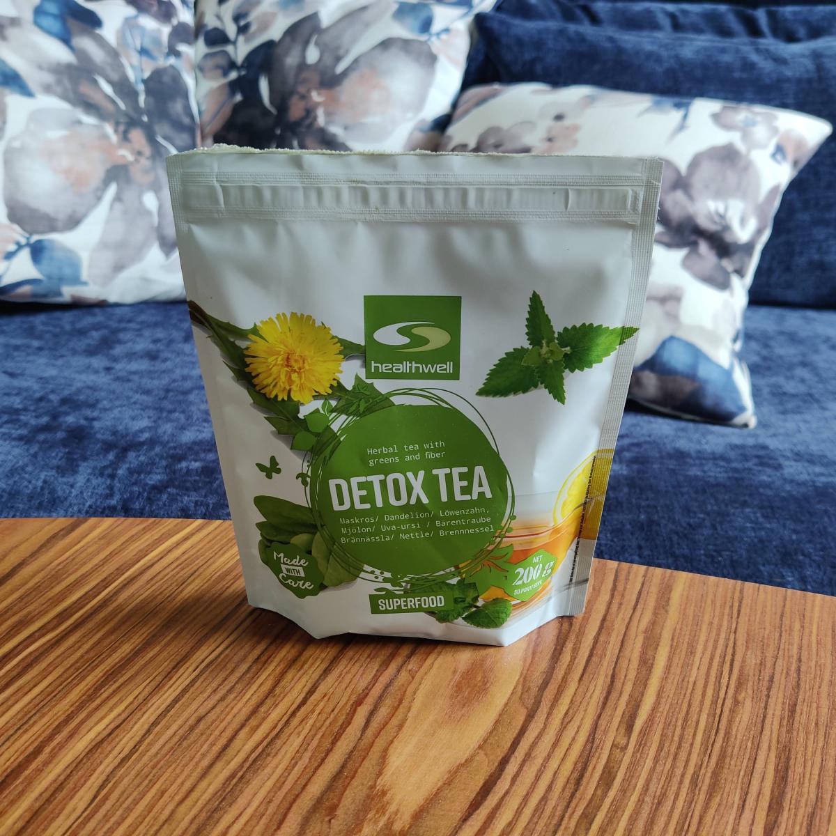 Healthwell Detox Tea på soffbordet hemma, foto taget av oss under testet