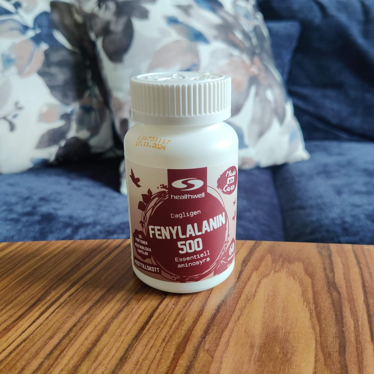 Öppen burk Healthwell Fenylalanin 500 med kapslar, fotograferad av oss under testet
