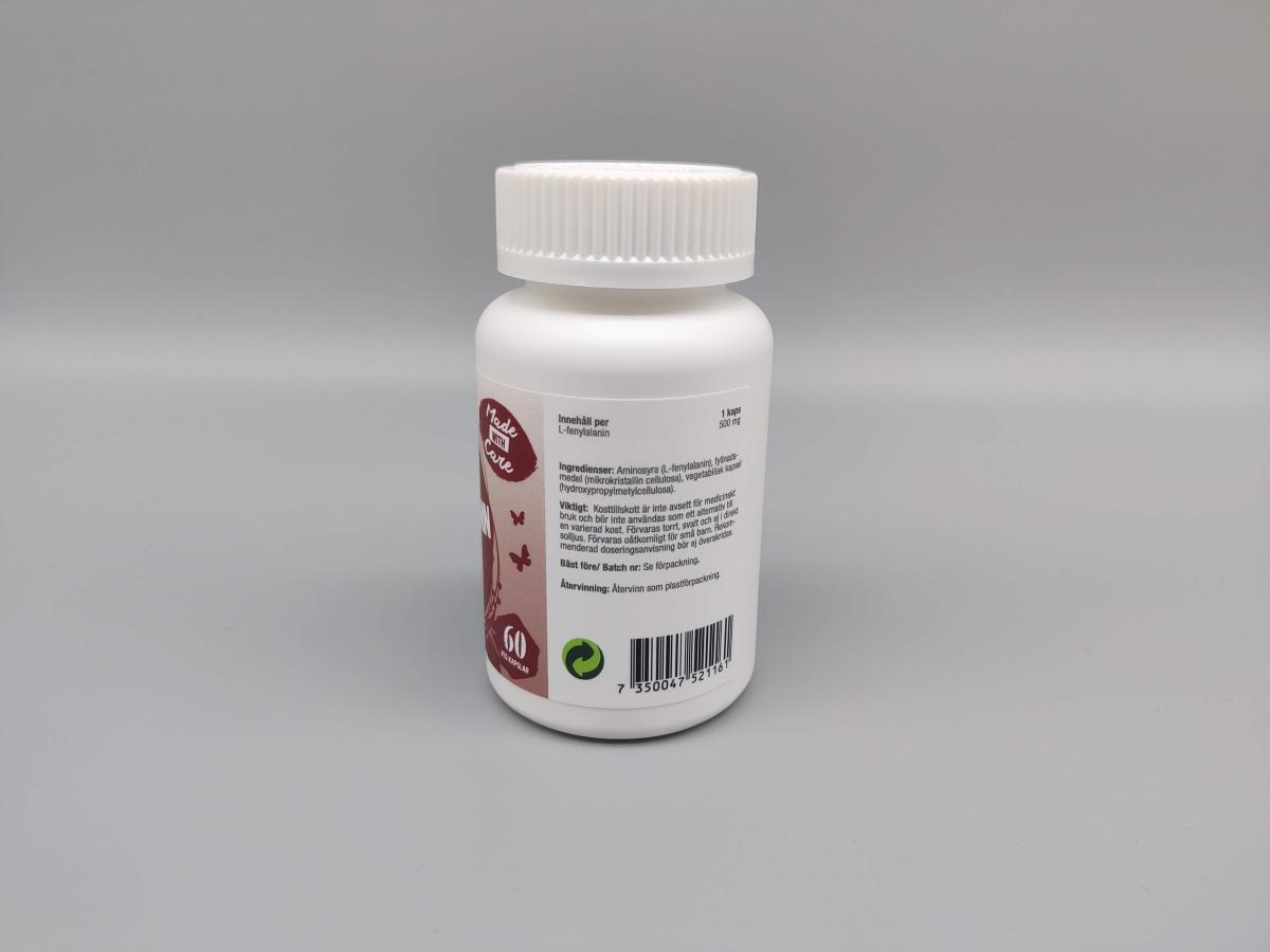 Baksidan på Healthwell Fenylalanin 500 med tydlig ingredienslista, foto taget av oss