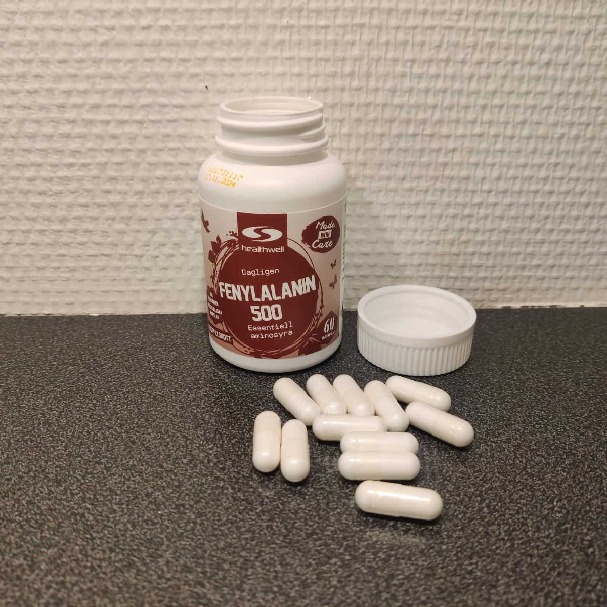 Baksidan på Healthwell Fenylalanin 500 med tydlig ingredienslista, foto taget av oss