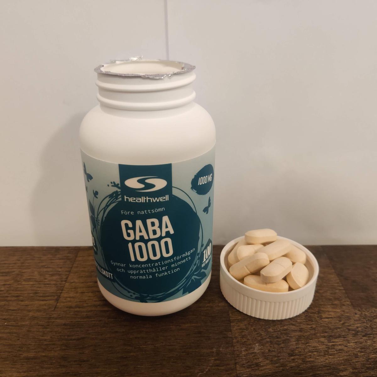 Närbild på Healthwell GABA 1000 med flera tabletter bredvid, taget under testet