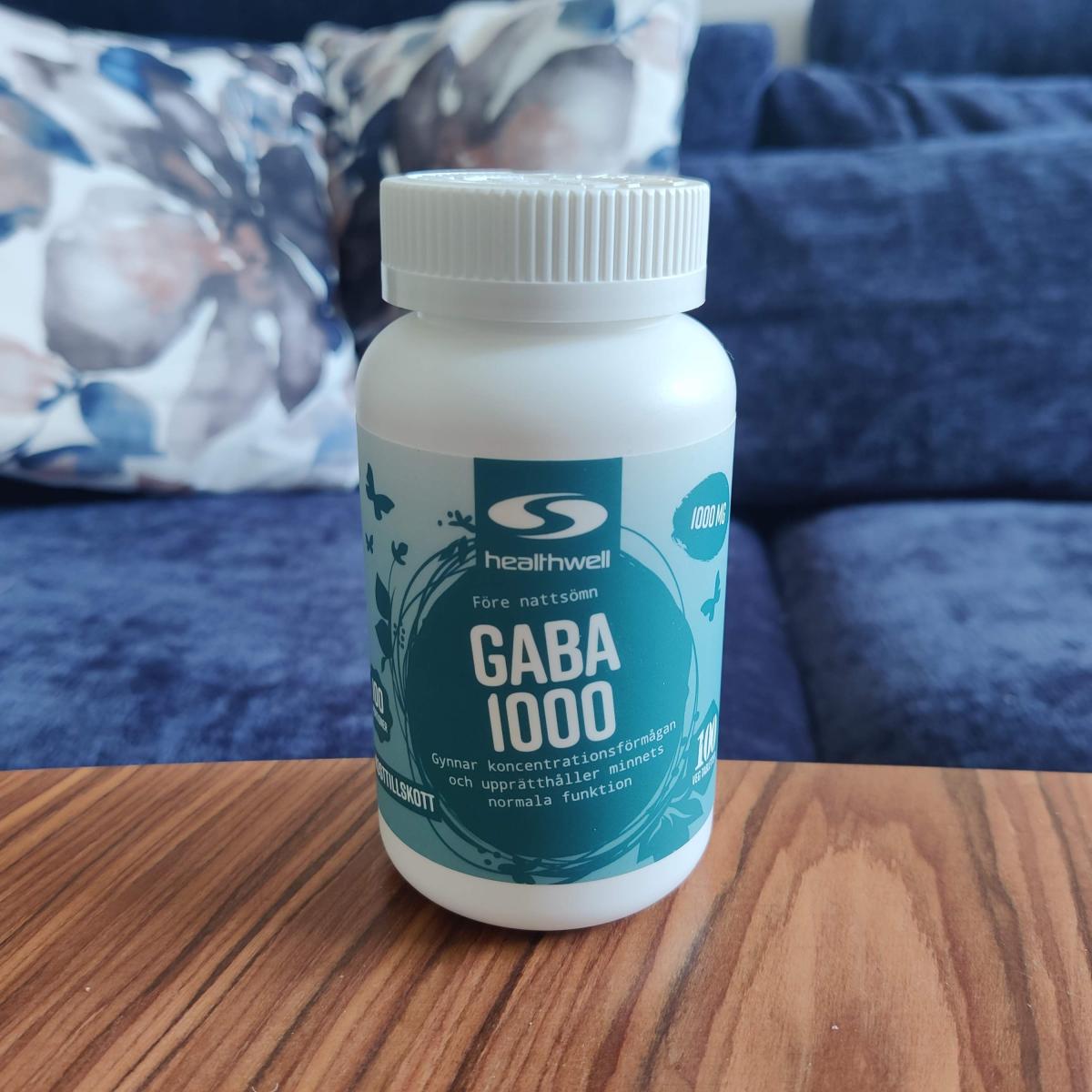 Healthwell GABA 1000 på soffbordet i hemmamiljö, foto av oss under testet